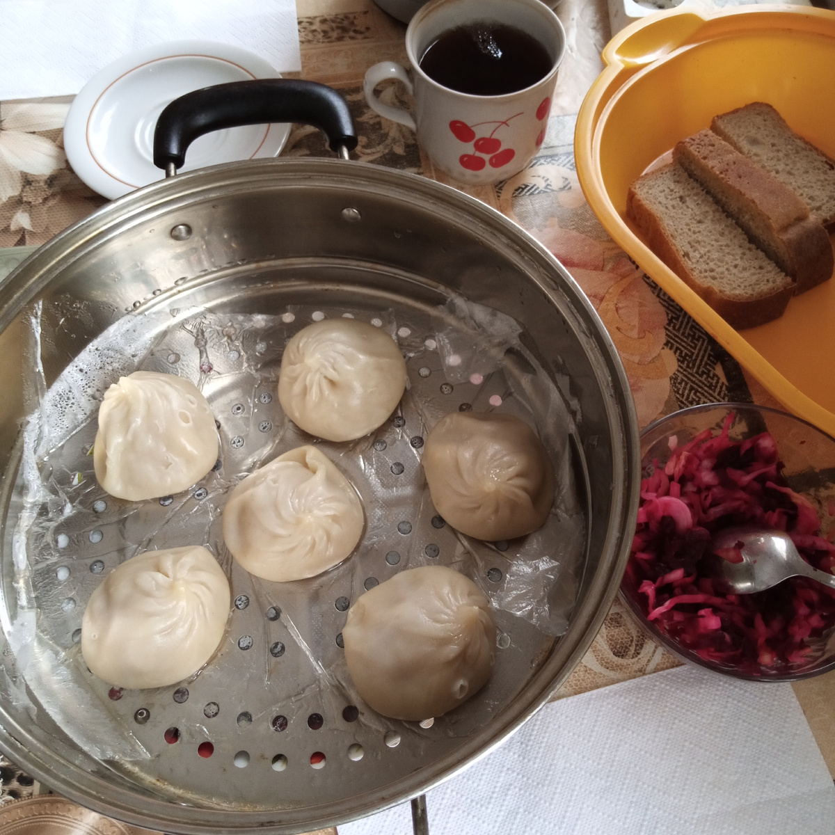 Буузы+квашеная капуста со свёклой.