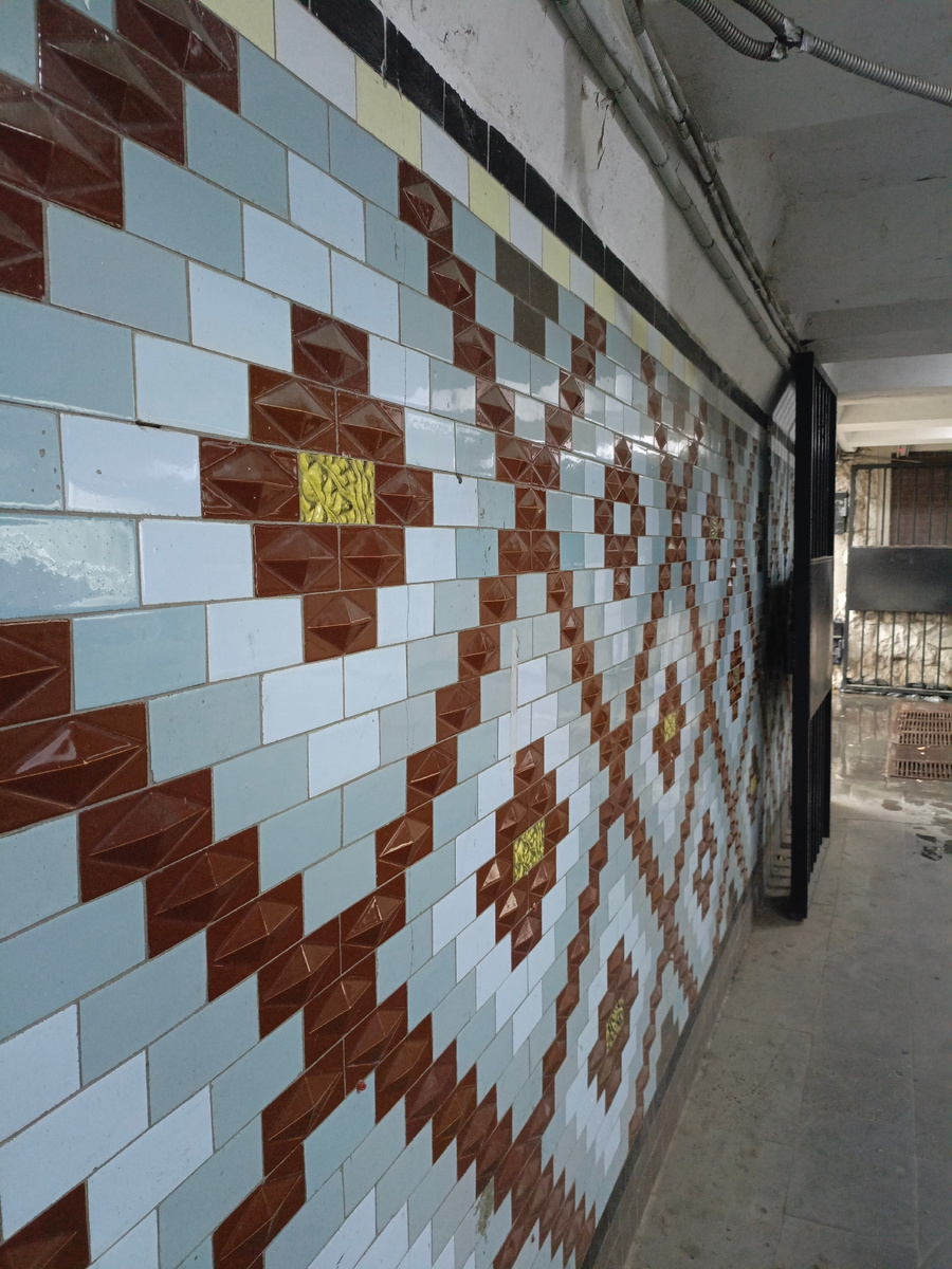 Такая керамическая плитка присутствует во многих подземных пешеходных переходах всех городов нашей огромной страны.