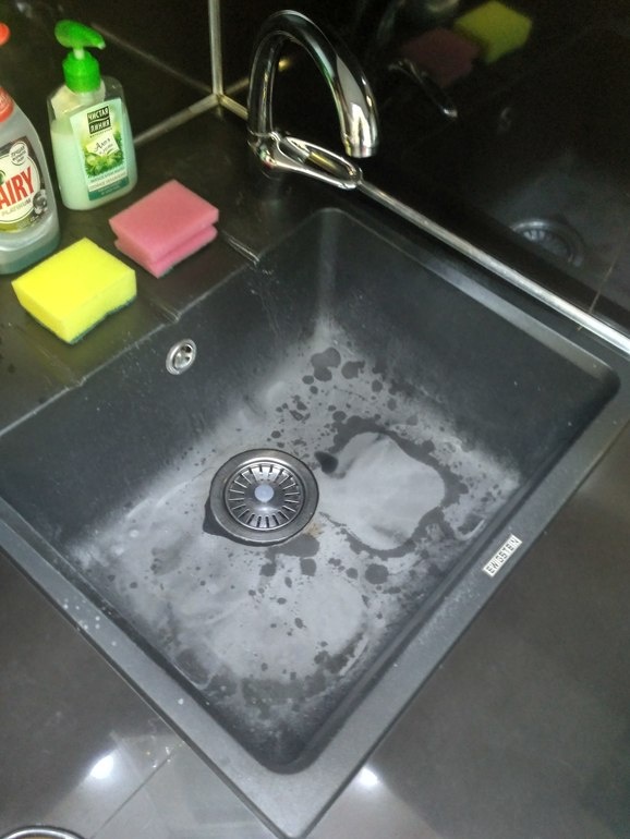 Раковина из искусственного камня не подлежит чистке средствами типа "антижир"