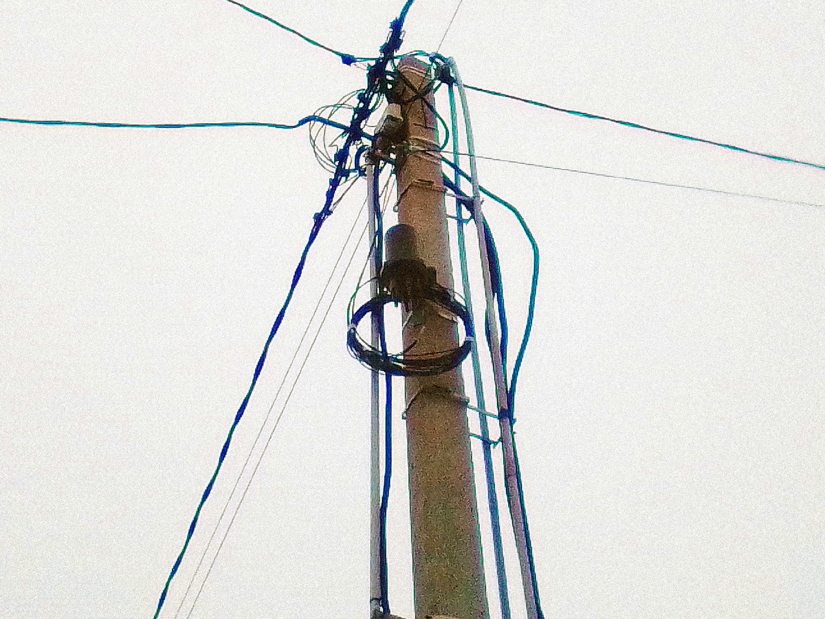 Тупиковая оптическая муфта провайдера "Проксима" на столбе возле частного дома (ЛИСТАЙТЕ ГАЛЛЕРЕЮ!). 