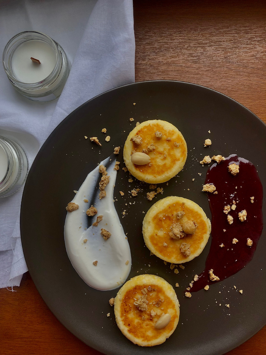 В моей версии было использовано бабушкино варенье из верной смородины, сметана Экомилк и ореховая гранола. 