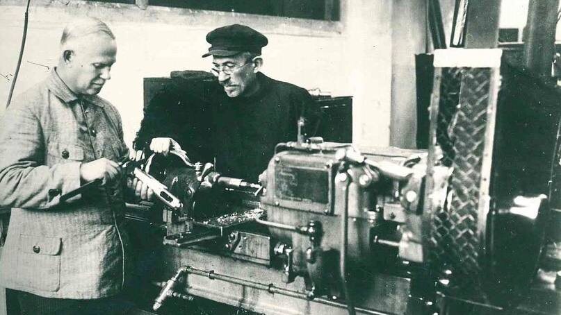 Василий Дегтярев и его брат Пантелеймон у станка в опытно-образцовой мастерской.