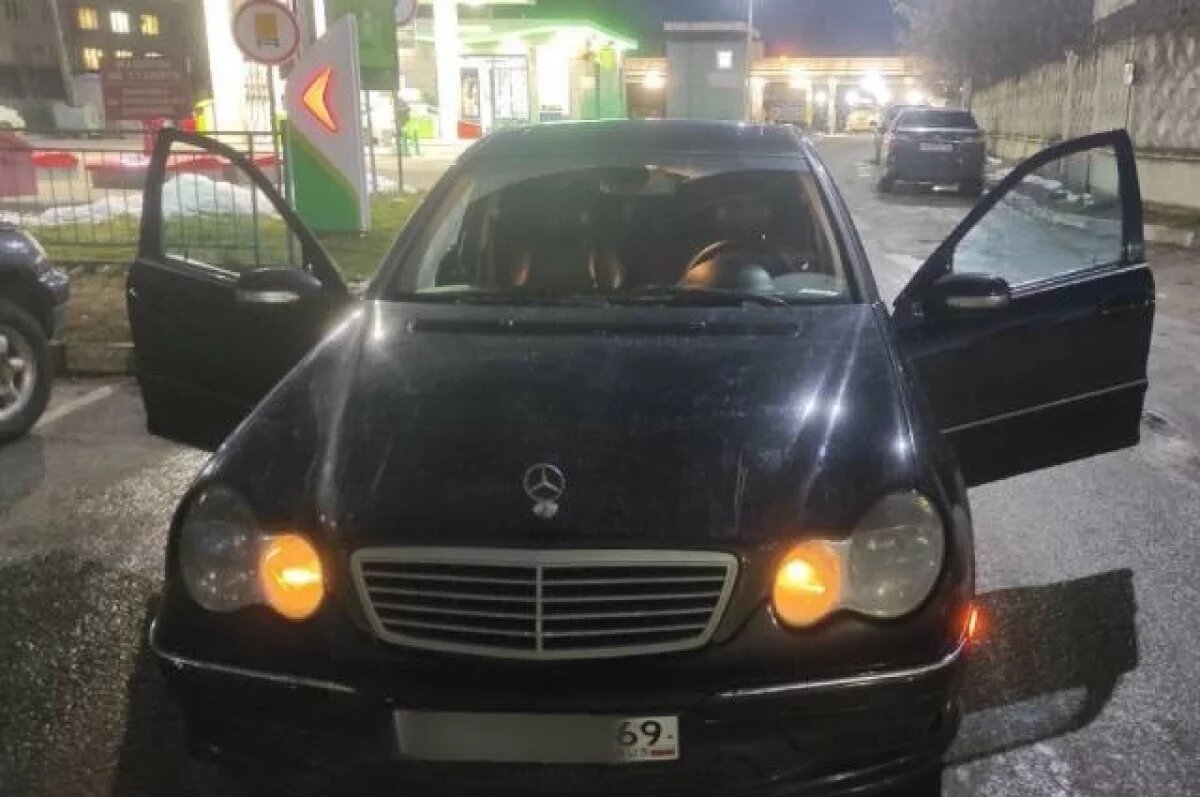    В Твери полицейские «раздели» Mercedes, который заприметили в Сети