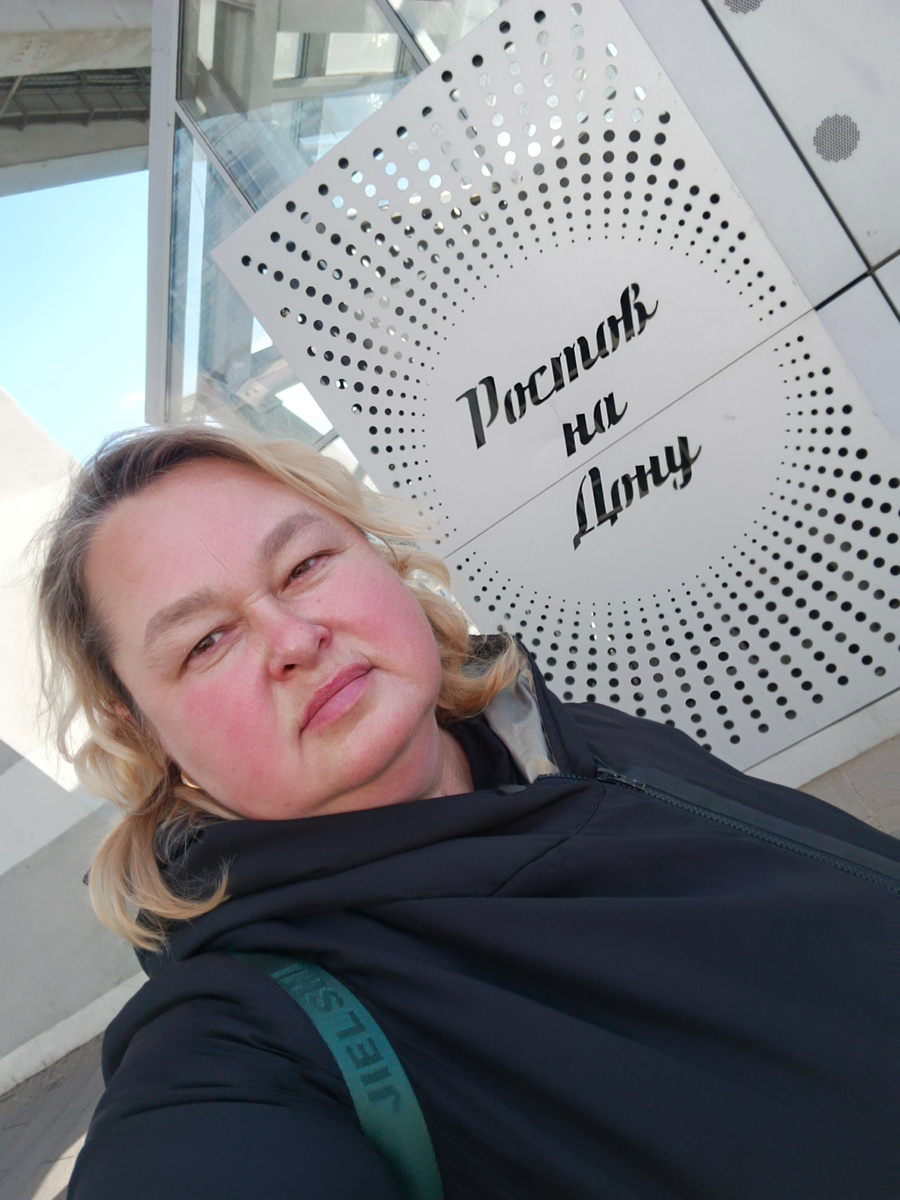 Единственное место, где есть надпись с названием города-это прозрачный лифт на Ворошиловский мост