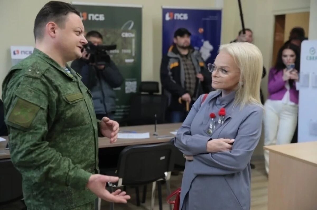    Лариса Долина посетила Единый пункт отбора на военную службу в Москве