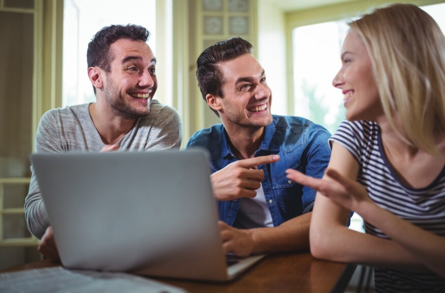 От того, как мы общаемся с окружением, зависит уровень нашего дохода freepik.com
