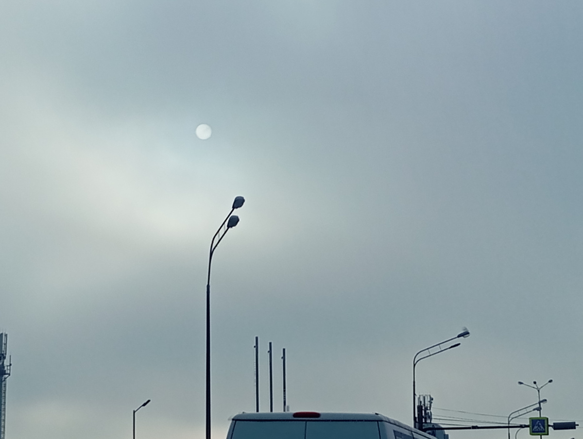 Солнце в 14.00 по полудню. Пробивается сквозь густой туман, который стоит уже несколько дней и днём и ночью.