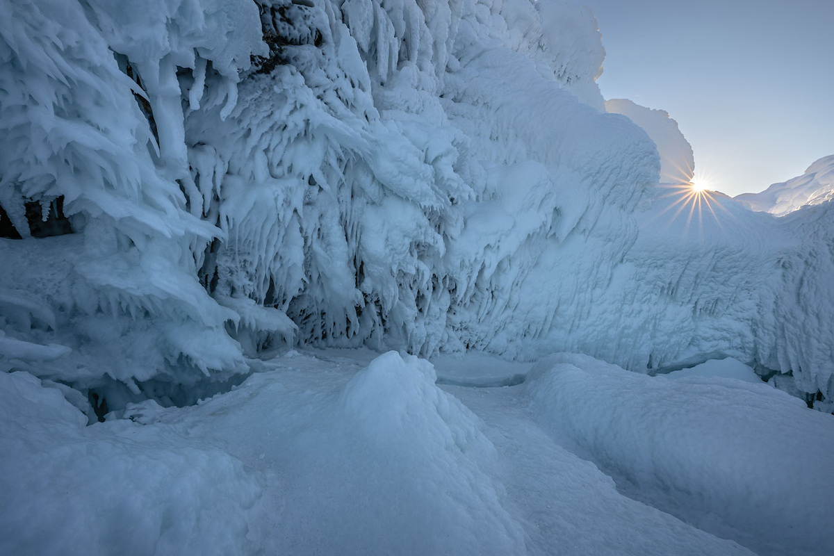 Ледяная стена и солнце.