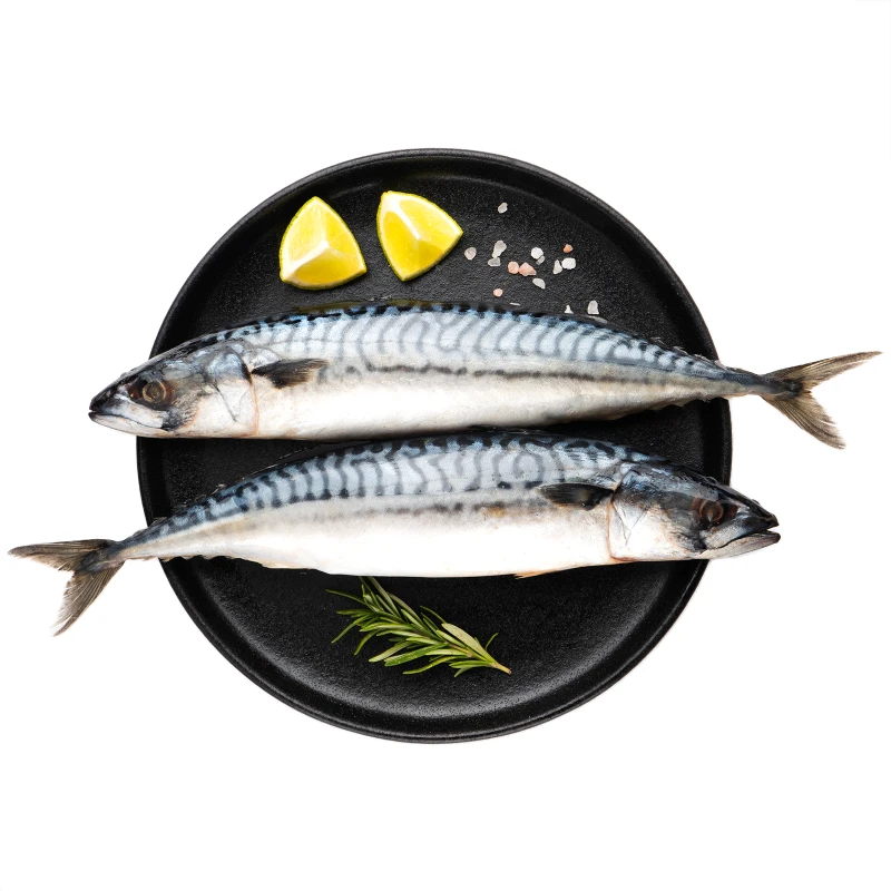 Проще разделывать скумбрию пока она мёрзлая она не так разлазиется и меньше пачкаешся.