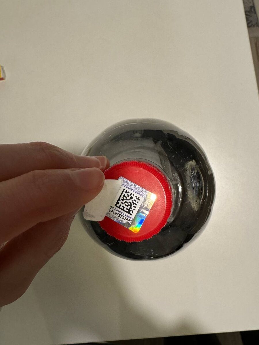 По факту на бутылке наклеен поддельный значок. Бумага некачественная, по структуре как блестяшка. С блестяшки даже отслаивается краска (в нижнем углу). 