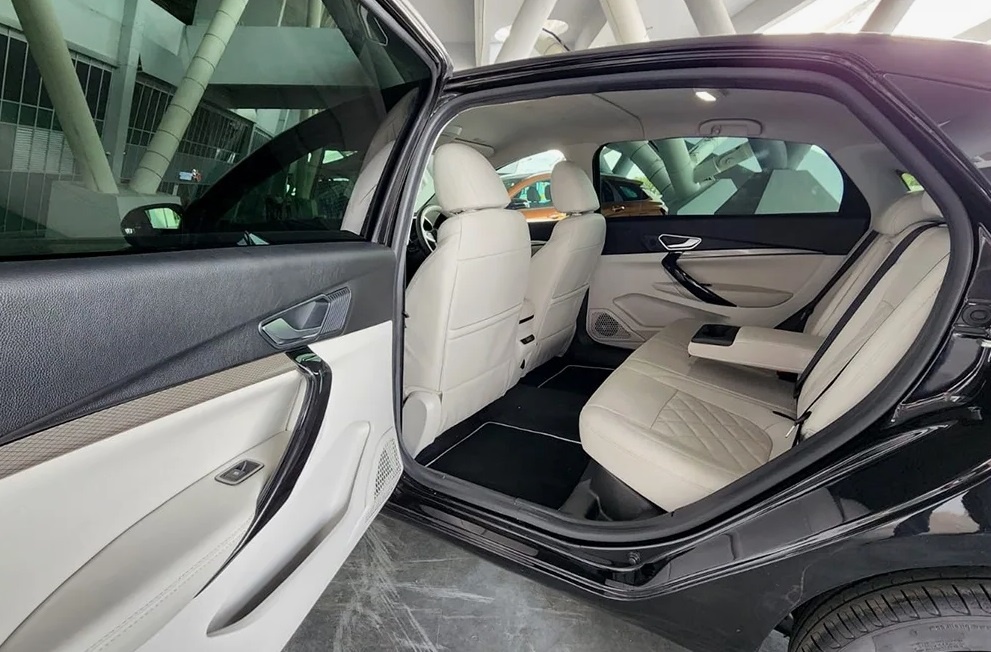 салон Lada Aura