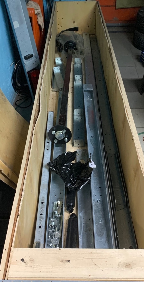 Жёсткая опалубка , внутри ничто не ограничивает болтанку деталей.