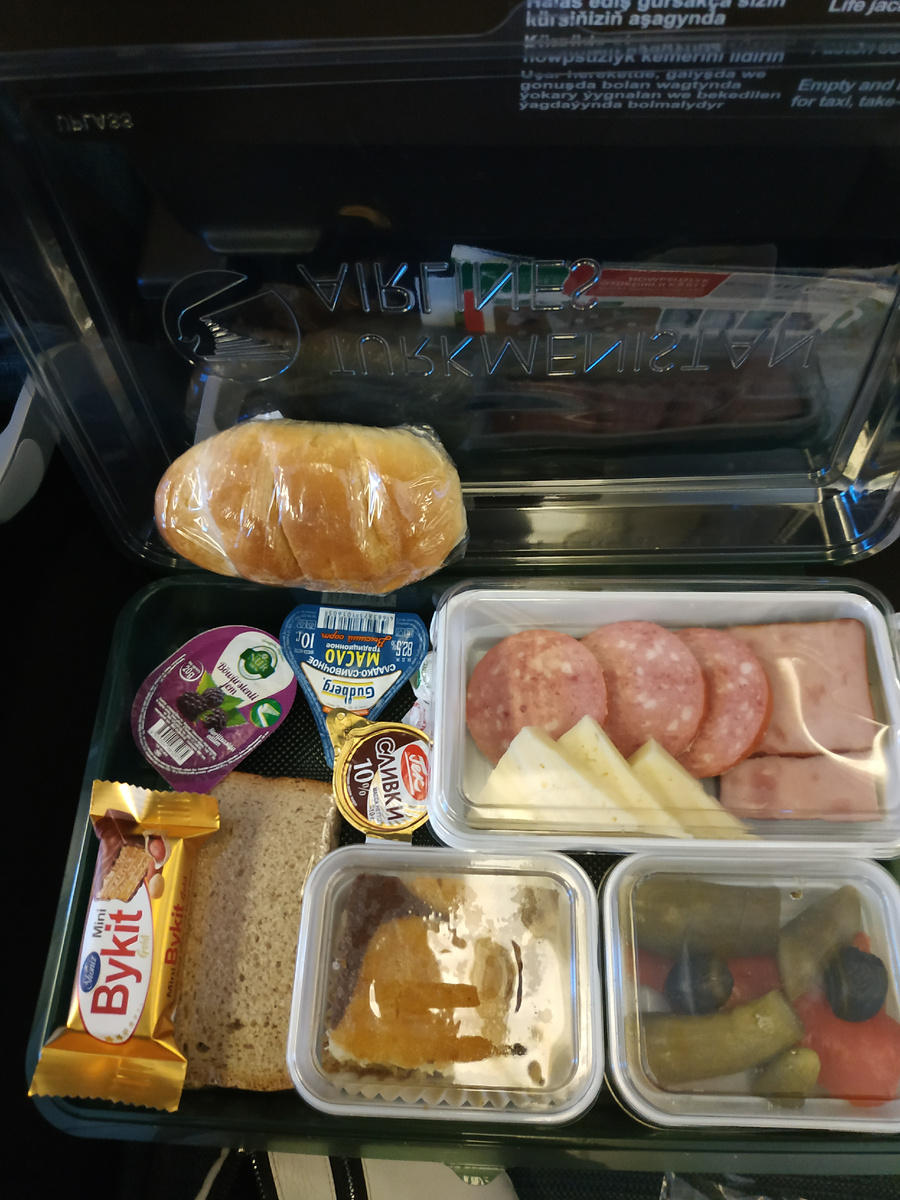 За время полета кормили 2 раза,очень сытно и вкусно,  до и после стыковки в Ашхабаде