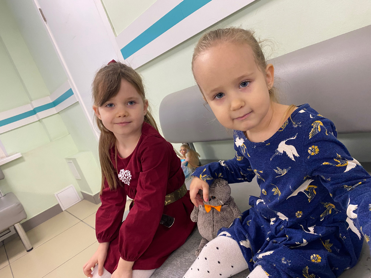 Фото автора. Сидим, ждем свою очередь. Каждая со своей игрушкой, чтоб не так страшно было)))