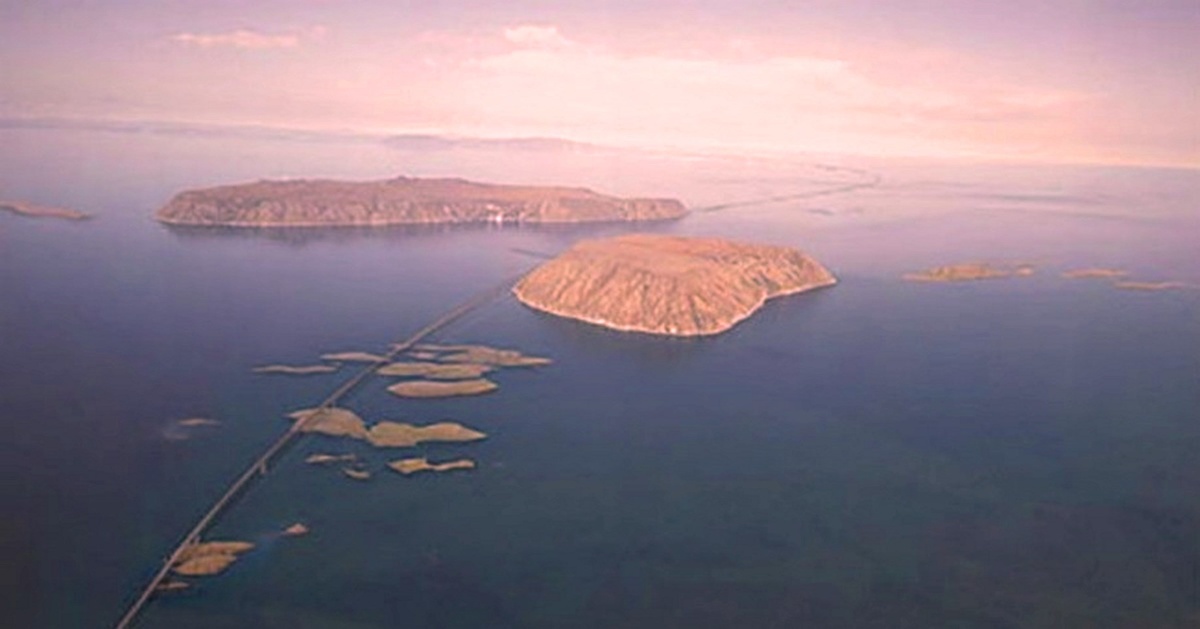 Это Берингов пролив, если вы помните уроки географии.