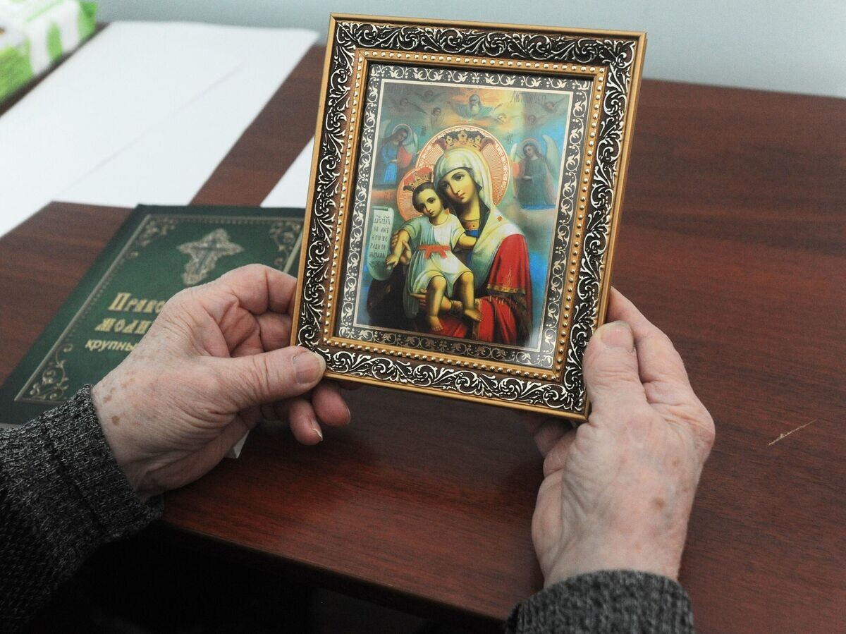    Женщина держит в руках икону Божией Матери "Избавительница"© РИА Новости / Алексей Сухоруков