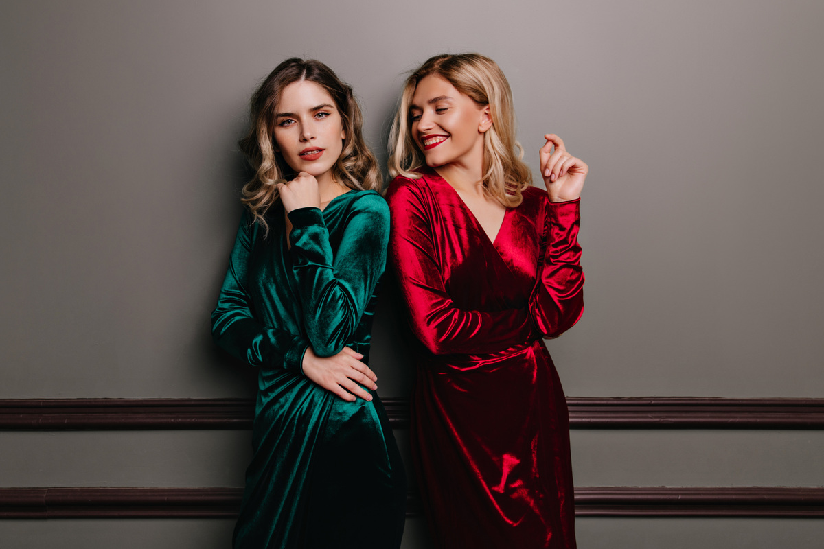     Нежно и бережно: как стирать бархатное платье в домашних условиях?