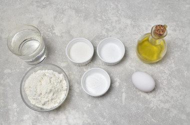 Как сделать блины без молока на воде с яйцами? Подготовьте продукты. Стакан, которым вы будете отмерять ингредиенты, возьмите объемом 250мл. Растительное масло используйте рафинированное, без запаха. Количество сахара и соли можете варьировать в зависимости от своих предпочтений.