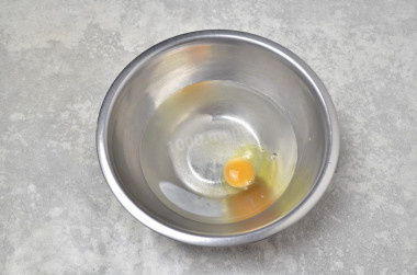 Возьмите миску для замеса теста. Вылейте в нее теплую воду — в теплой лучше разойдется мука. Всыпьте сахар, соль, вбейте яйцо. Перемешайте продукты венчиком до однородности. Миксером пользоваться нет необходимости, все отлично сделает венчик.