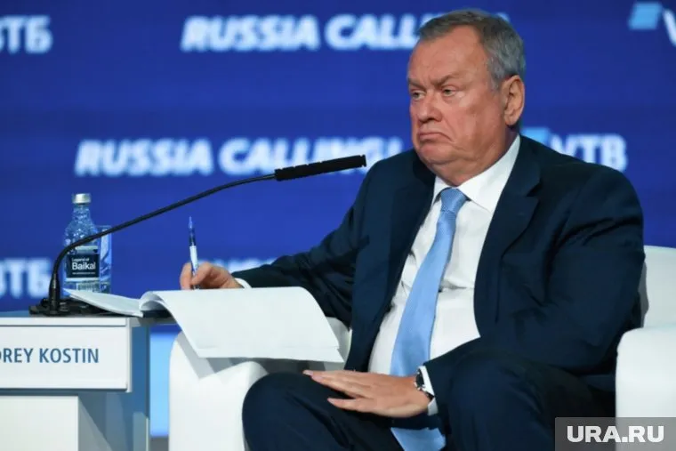 Модератором пленарной сессии традиционно был лично глава ВТБ Андрей Костин
Фото: Григорий Сысоев/РИА Новости