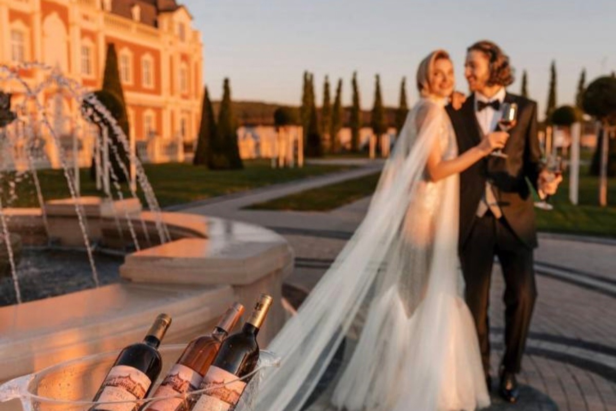  Фишка в том, что есть возможность поставить шатер в парке.