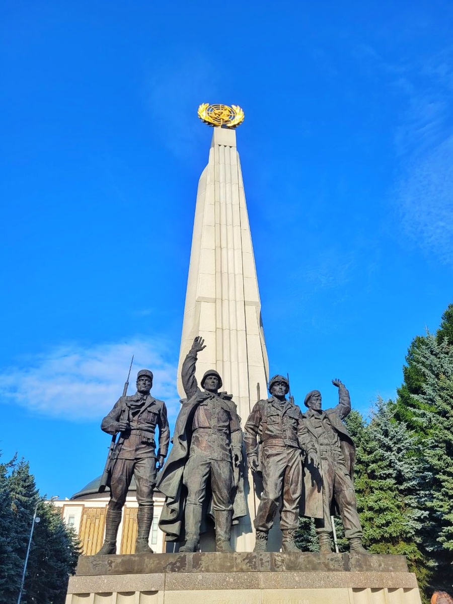 В парке множество скульптурных композиций, посвящённых ВОВ