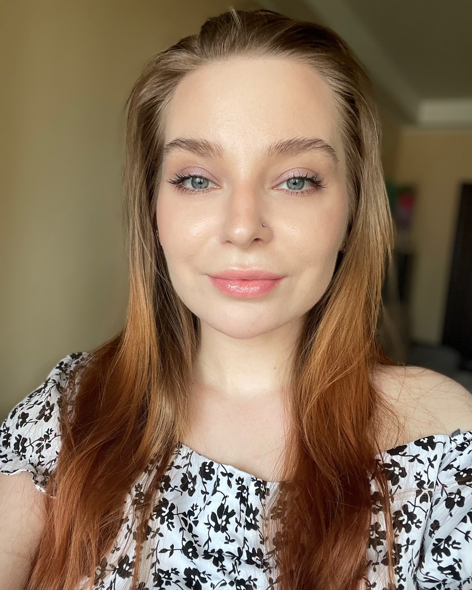 Кожа сохраняет свой естественный вид, расставлены небольшие акценты в макияже в виде блеска для губ и розовых блестящих теней