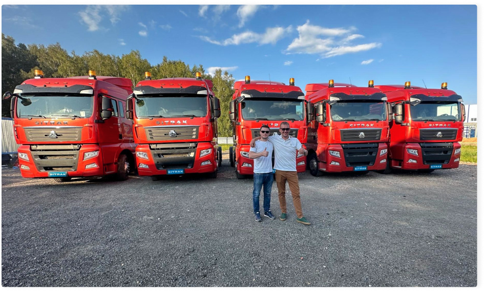 Я и бизнес-партнер на фоне наших Sitrak