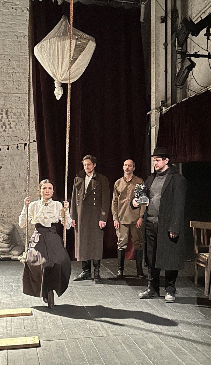 На другом берегу. Спектакль «Бег» в театре Около. Фото автора.