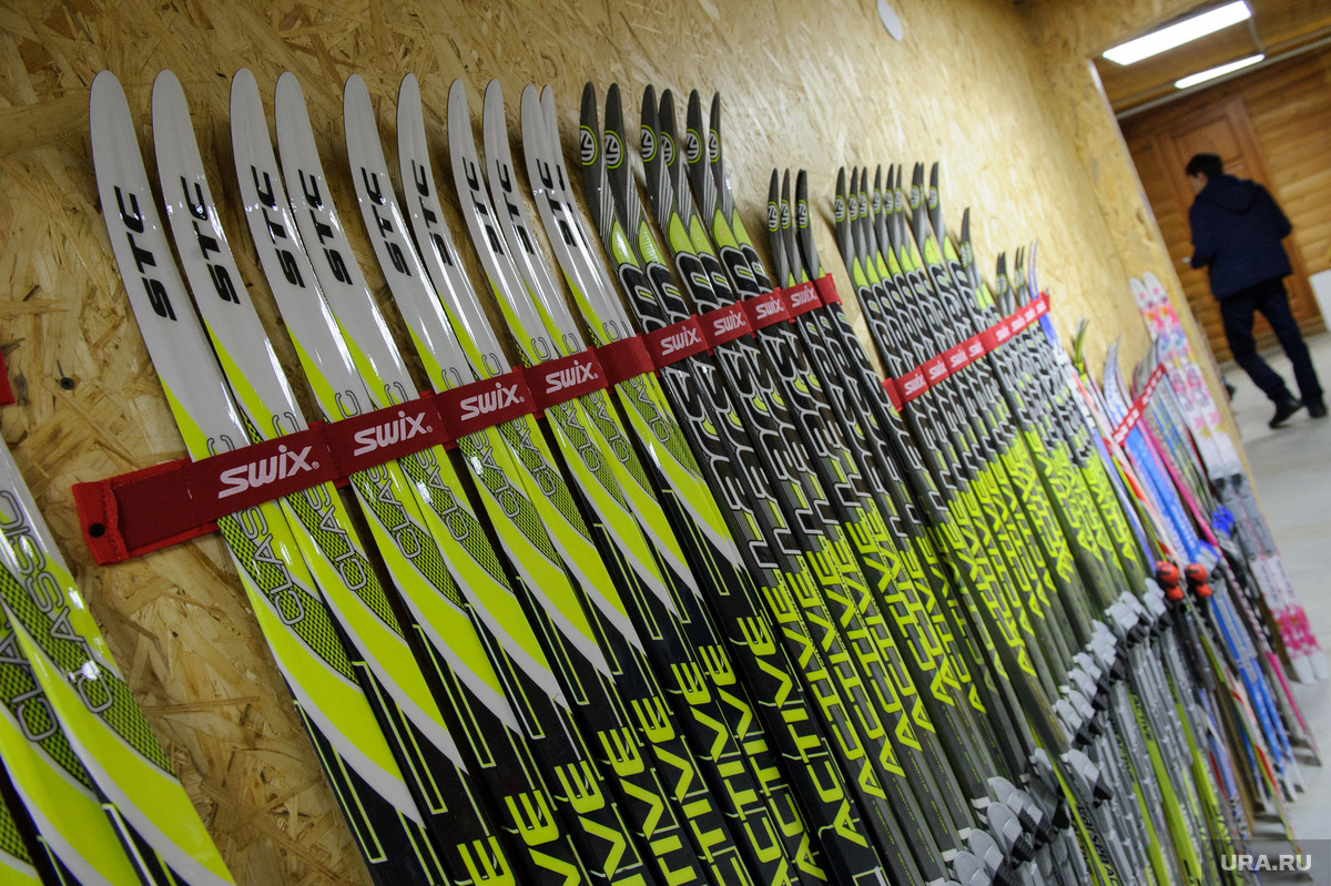Получить лыжи для бега в лесу можно на лыжной базе. Фото: Владимир Жабриков © URA.RU