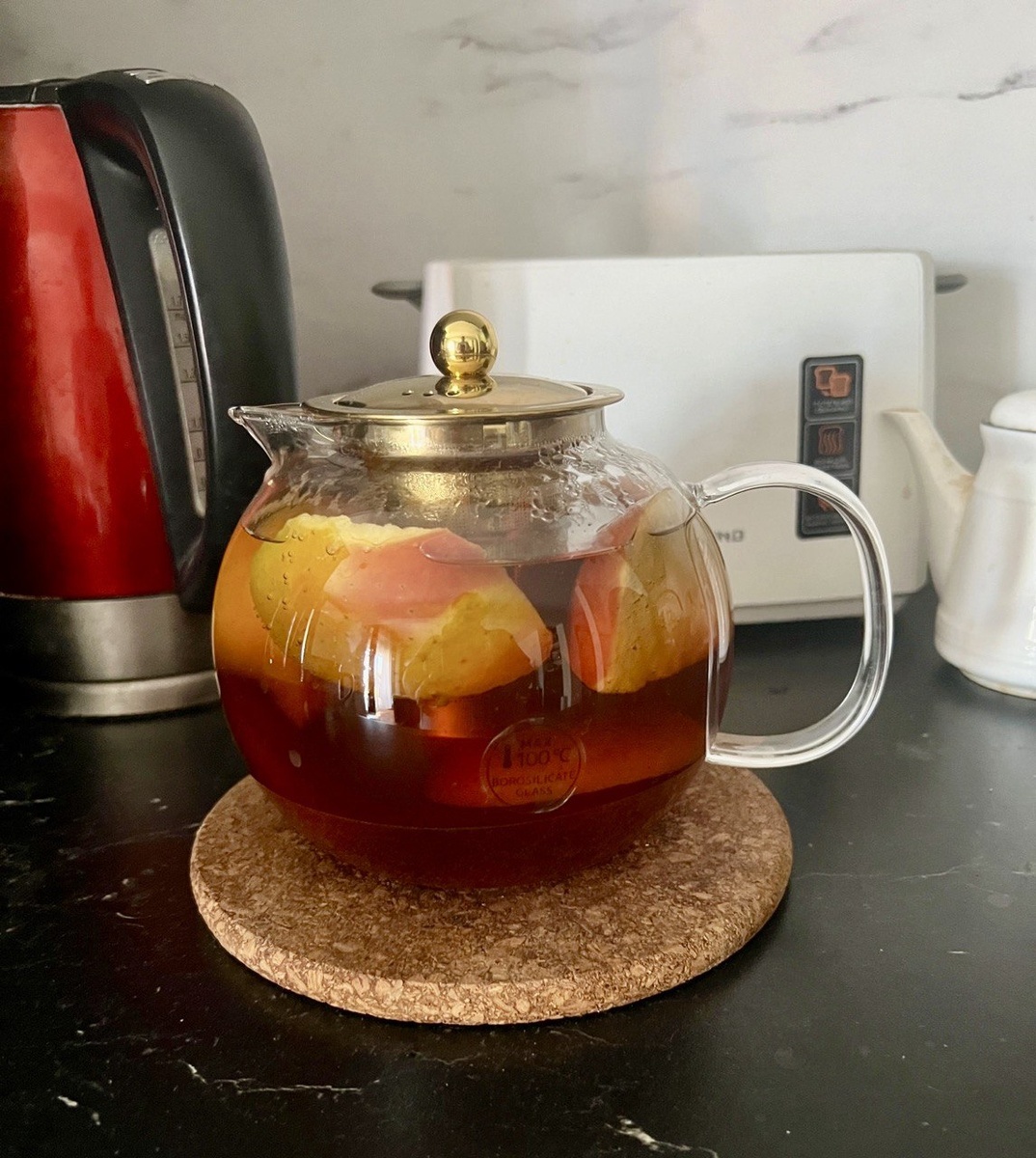 Когда чайник наполнен ароматом яблока и абрикоса, лето кажется ещё ярче.