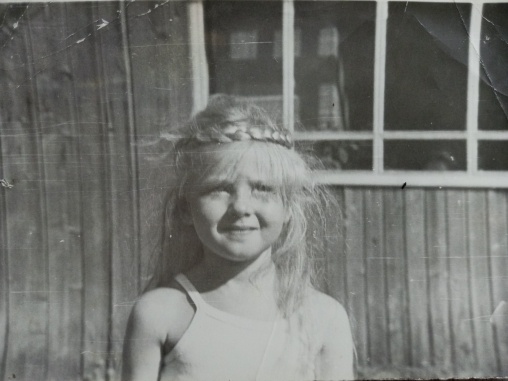 Девочка, похожая на Олесю. Фото из семейного альбома.