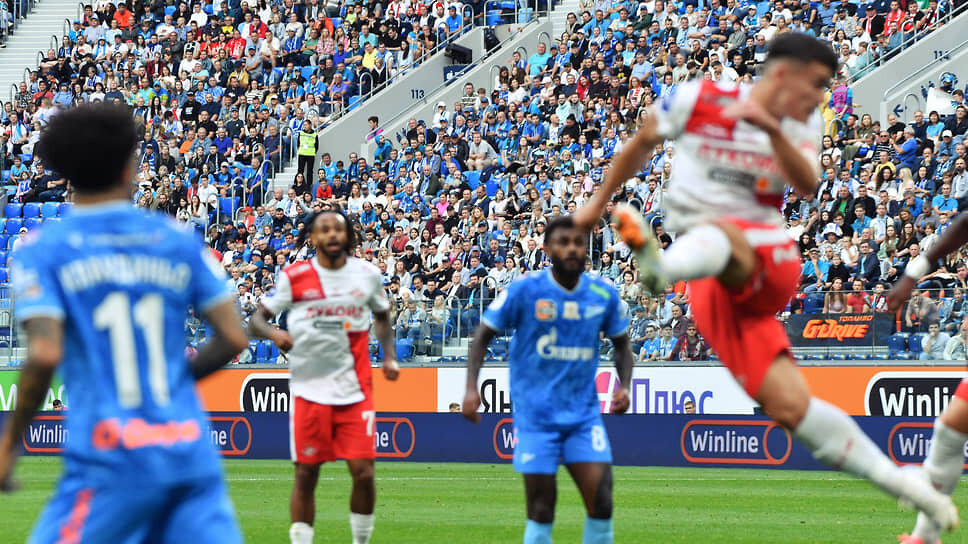 Больше всего зрителей в нынешнем чемпионате России присутствовало на матче «Зенит»—«Спартак» — 48534 человека.📷Фото: Александр Коряков / Коммерсантъ