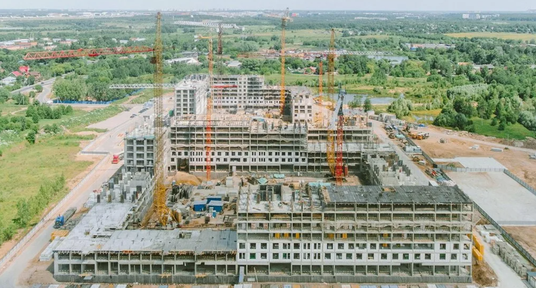 Новые районы Москвы застраиваются даже на болотистой местности. Современные технологии позволяют строить дома даже в таких местах. 