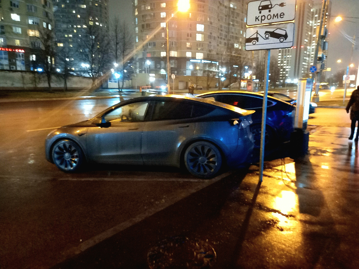 Москва. ЭЗС. Tesla Model X.