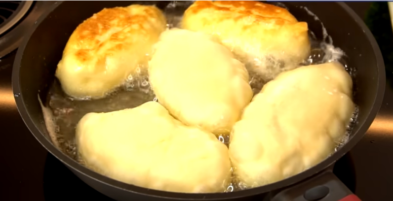 Мой любимый рецепт теста для пирожков, готовится за 20 минут, хоть жарь, хоть выпекай. Меняю начинку и готовлю каждый день.