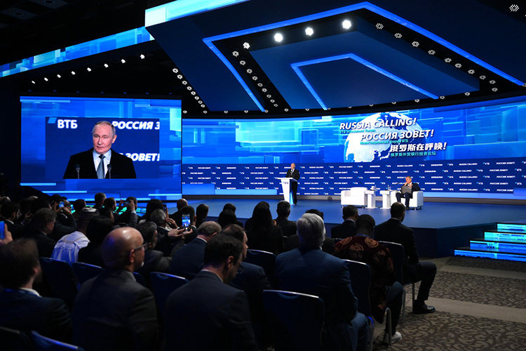    В своем довольно кратком вступительном слове с оценкой «положения дел» президент России положительно оценил текущий уровень экономики.   
Фото: kremlin.ru