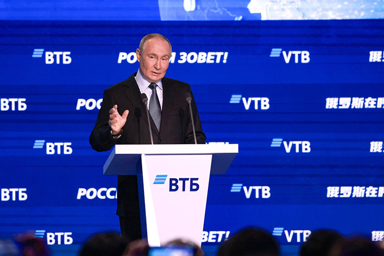    Магистральным ответом на снижение инфляции, подчеркнул глава государства, должно стать увеличение предложения товаров и услуг на рынке, чтобы они поспевали за спросом.   
Фото: kremlin.ru