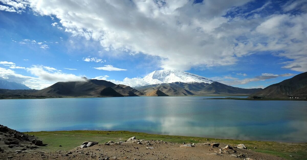 Вот так Кара-Куль выглядит на самом деле. https://dwc.kg/wp-content/uploads/2023/08/1647430761_2-vsegda-pomnim-com-p-ozero-karakul-foto-2-optimized.jpg