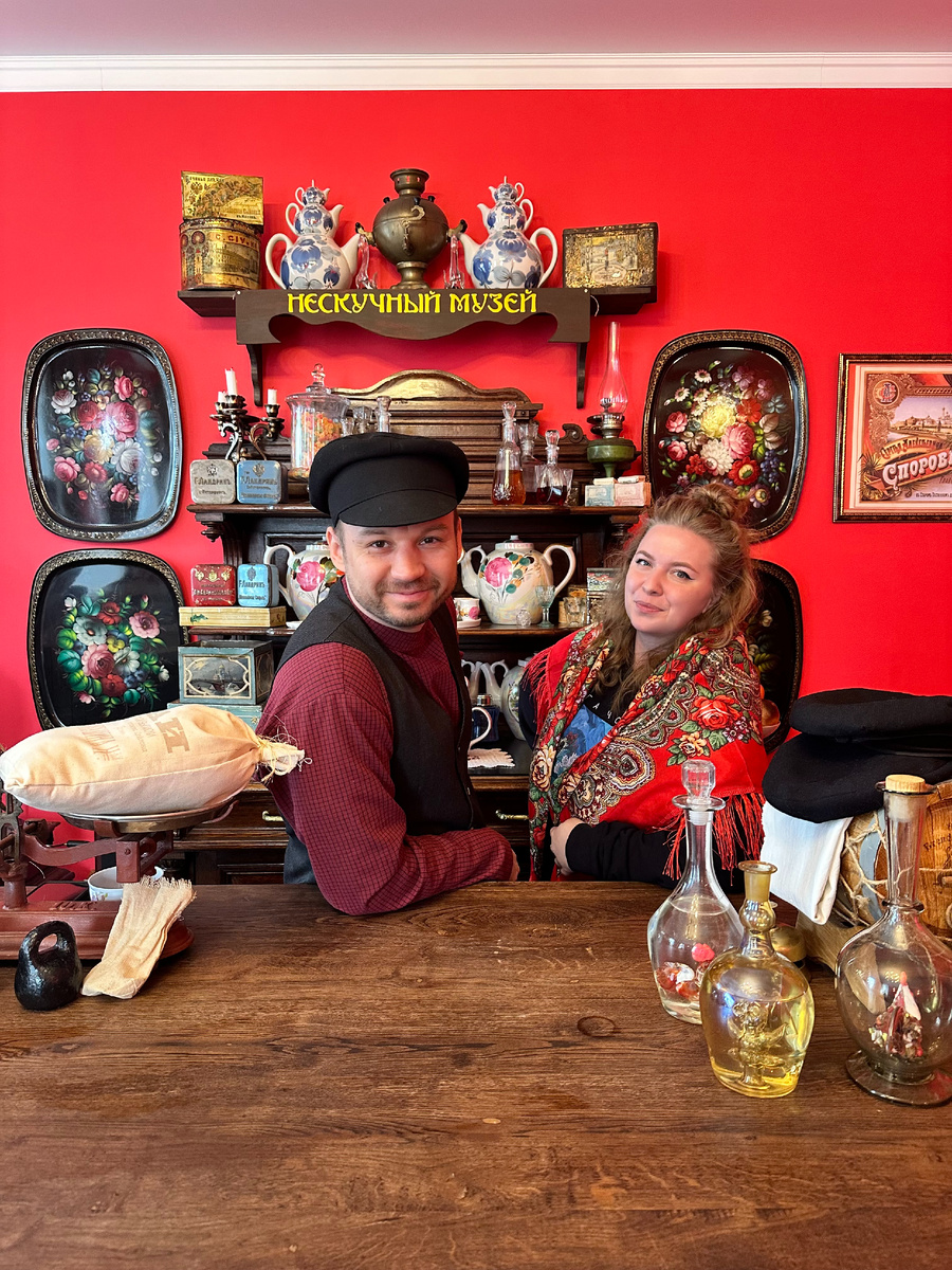 В «Нескучном музее» с ведущим программы «Трактирные истории». Фото: Юлия Голубева 