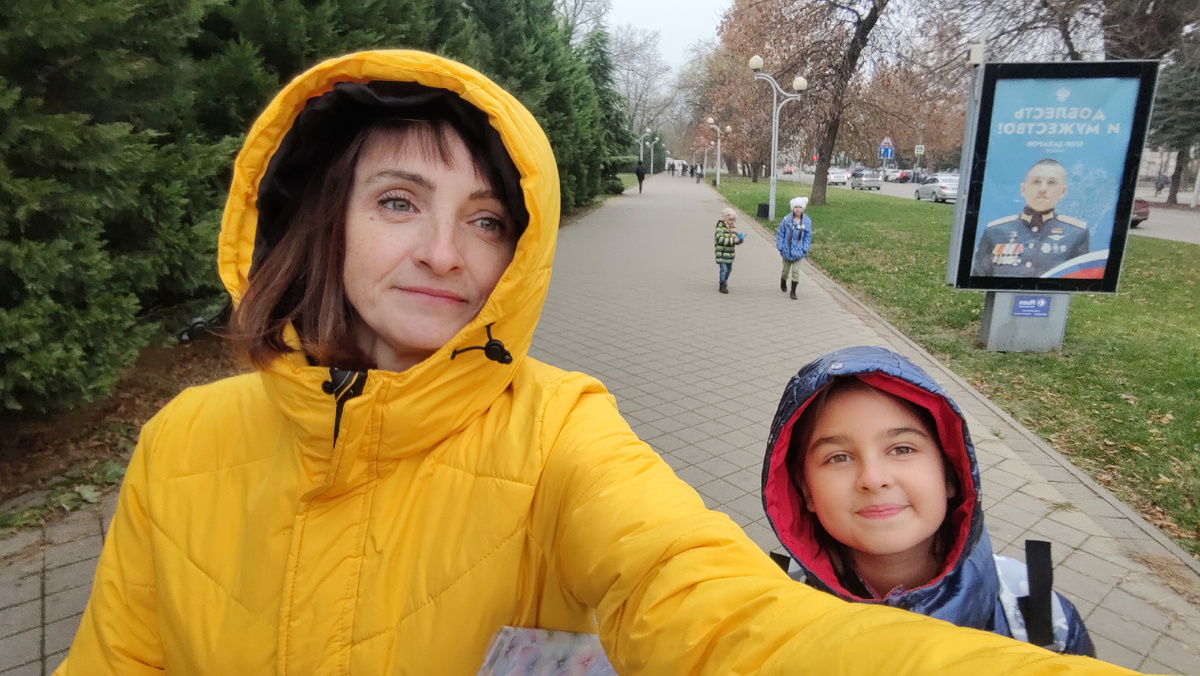 Я с Лизой и сзади идут Женя и Катя