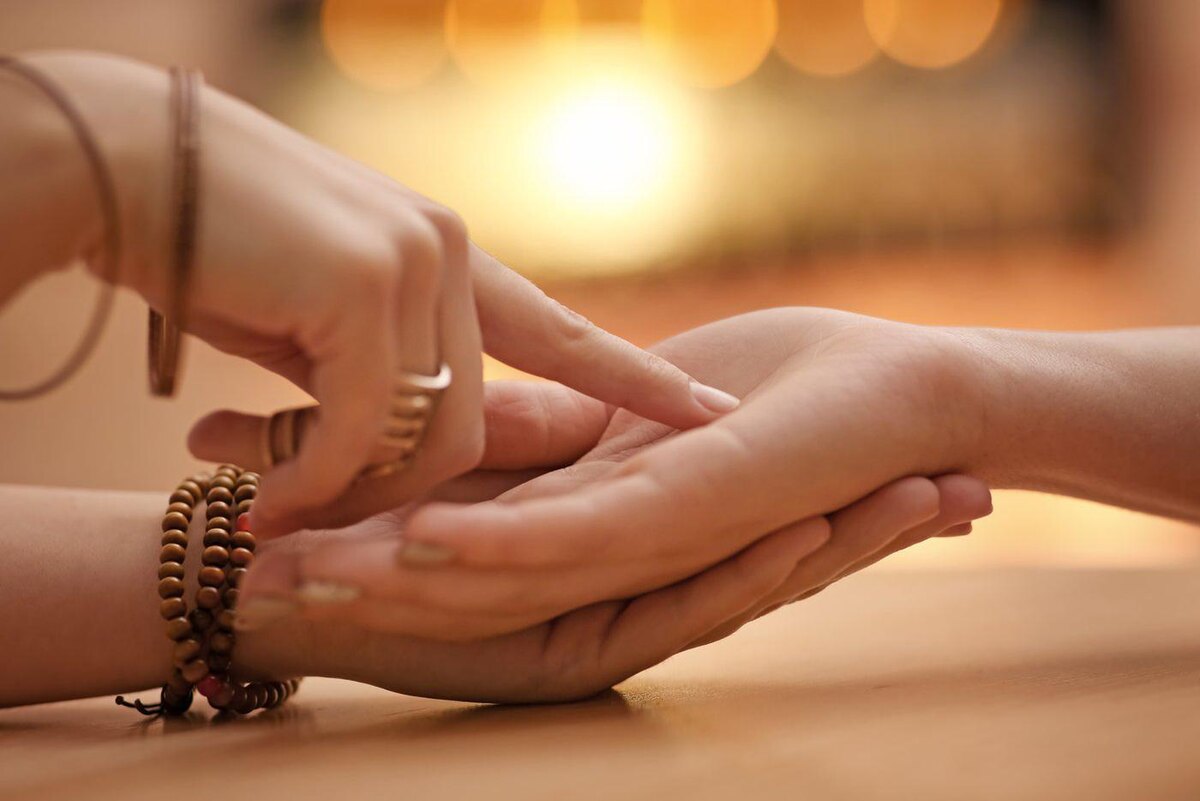 Линии судьбы человека уникальны – и лучше хирургически в них не вмешиваться. Copyright (c) 2019 New Africa/Shutterstock.