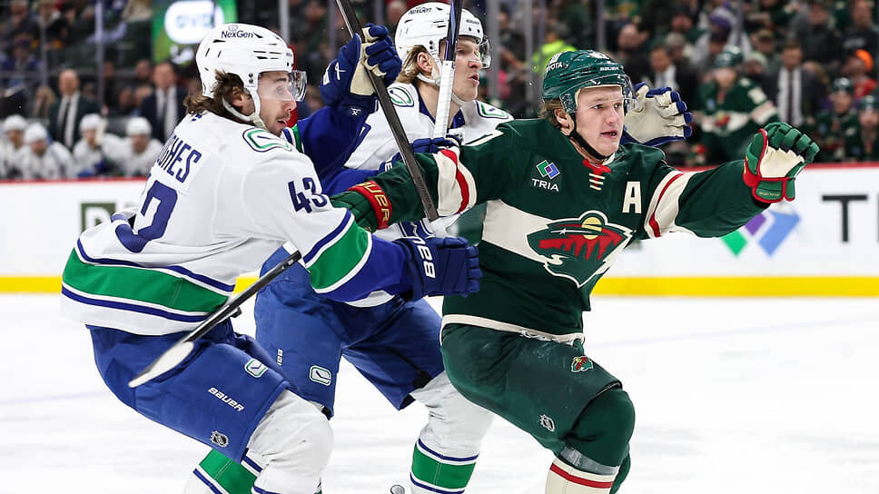 Благодаря победному голу в ворота «Ванкувера» форварда «Миннесоты» Кирилла Капризова (в зеленой форме) его команда сохранила лидерство в регулярном чемпионате, а он сам продолжает возглавлять список бомбардиров.📷Фото: Matt Krohn / Imagn Images / Reuters