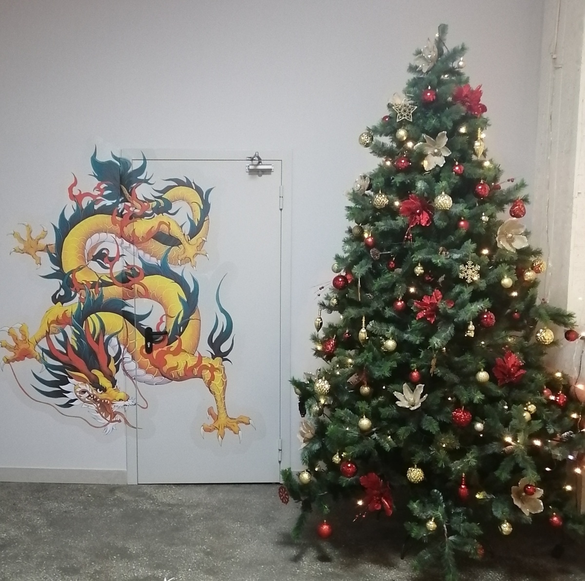 В прошлом декабре нас радовала вот такая елочка в переходе из офиса на производство