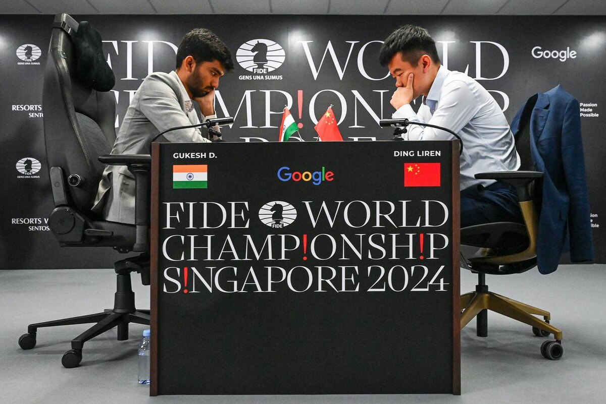 Поединок Гукеша Доммараджу и Дин Лижэня называют битвой характеров и поколений. AFP