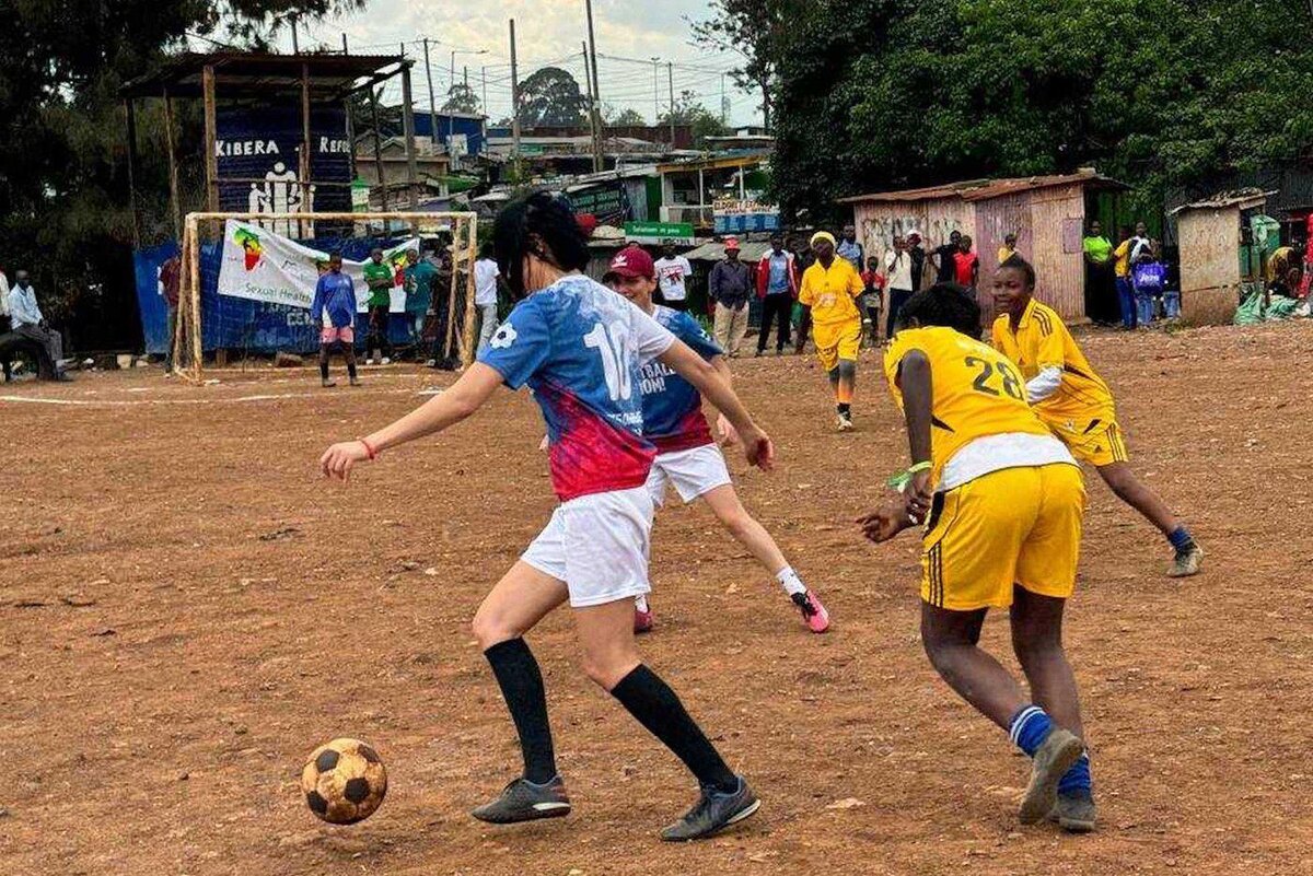 Россиянки не побоялись прийти к этим людям в трущобы и сыграть с ними в футбол/ предоставлено организаторами