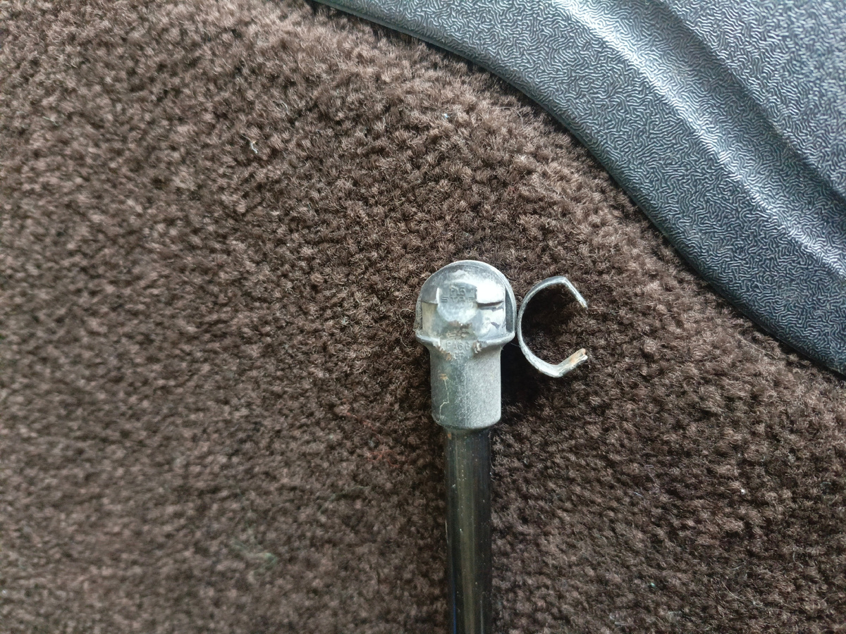 Вот такое стопорное кольцо, снимаем его смело, оно нам больше не нужно, у нас есть новые упоры.