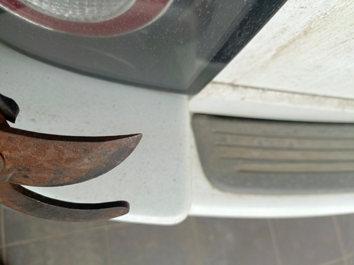 Инструмент чтобы поддеть старый стопор.