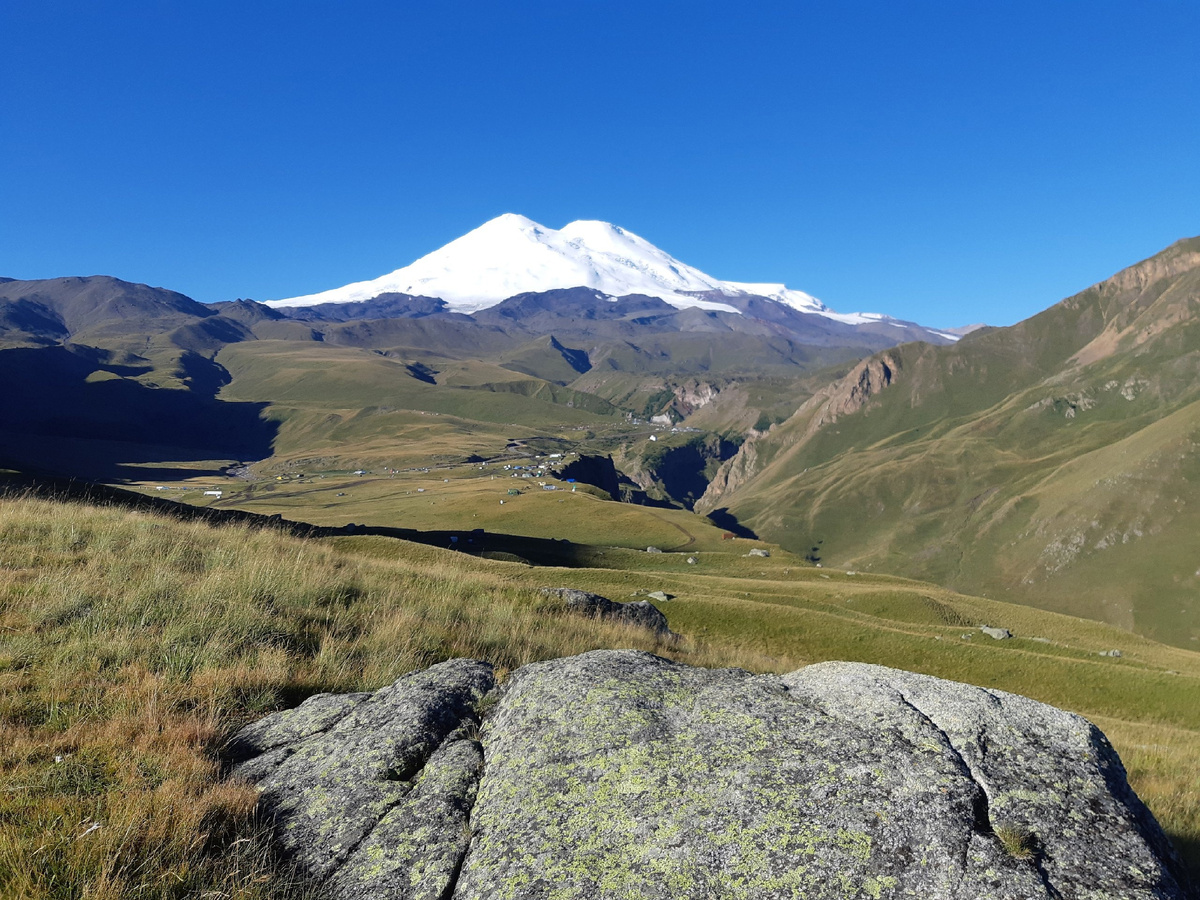 Раннее утро после ночлега на фоне Эльбруса над долиной Джиллы-Суу 