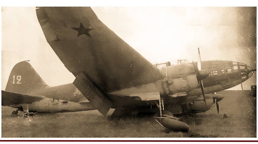 Поломанный на посадке бомбардировщик ДБ-3Ф, лето 1941 года. В мирное время такая поломка, скорее всего, была бы устранена в ремонтных органах. В условиях отступления самолет можно смело записывать в безвозвратные потери.
